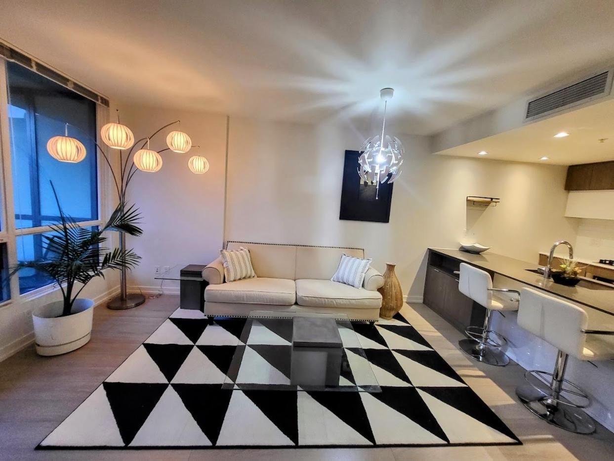 Your Perfect Escape - Modern Landmark Condo In Downtown Calgary - Free Parking- Premium Location Eksteriør billede