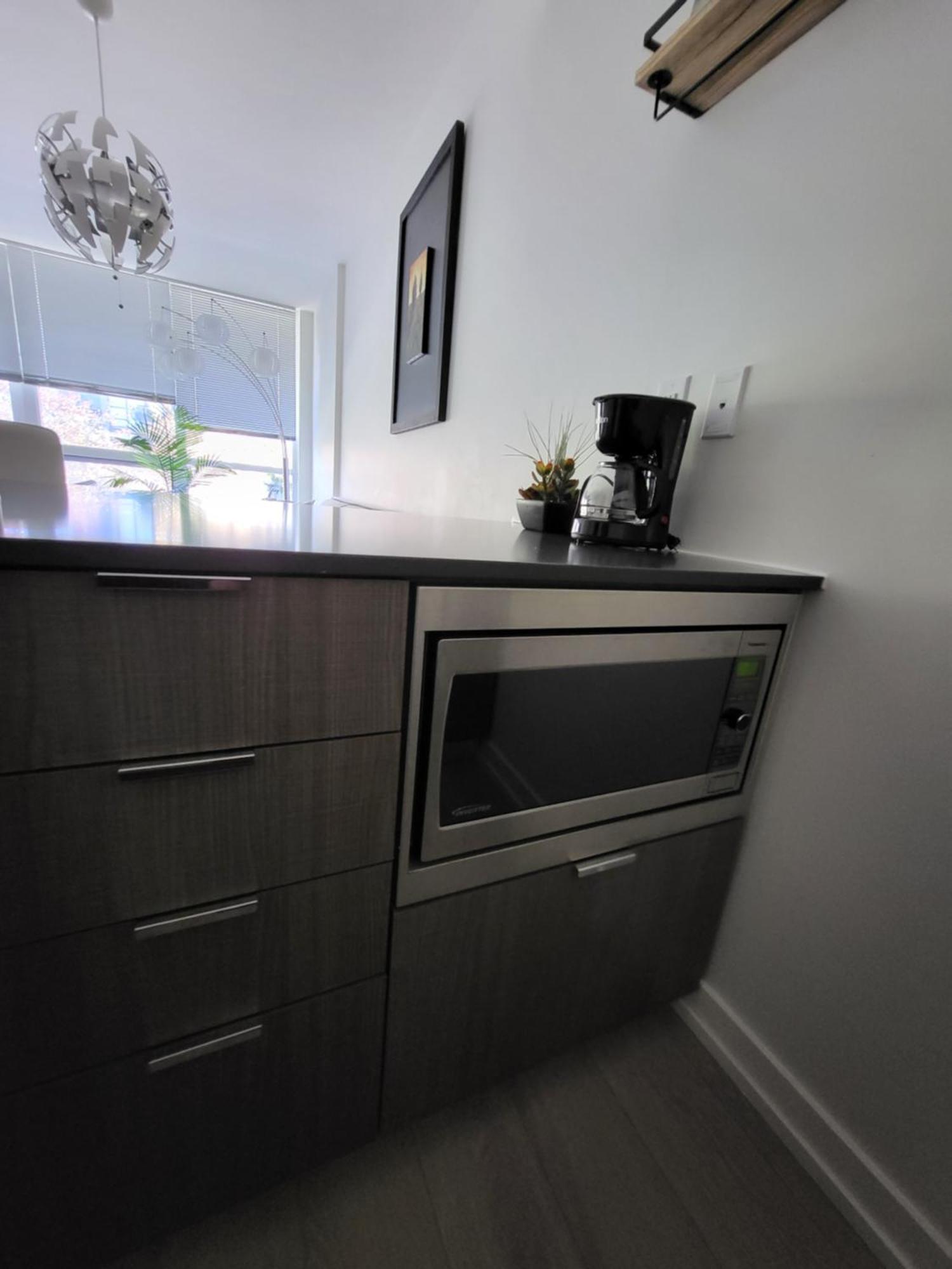 Your Perfect Escape - Modern Landmark Condo In Downtown Calgary - Free Parking- Premium Location Eksteriør billede